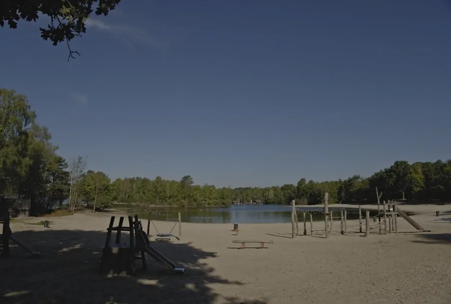 Une image plate et peu contrastée de style S-Log3, une plage au bord d’un lac en Hollande